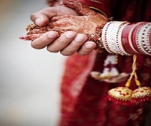 Omen on equipment smashed married woman to criticize